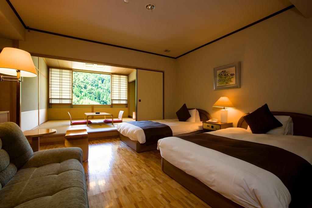 Shinshiyo Hotell Hita Exteriör bild