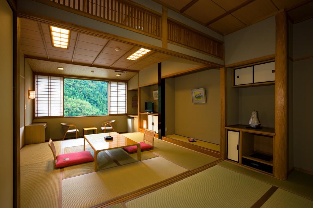 Shinshiyo Hotell Hita Exteriör bild